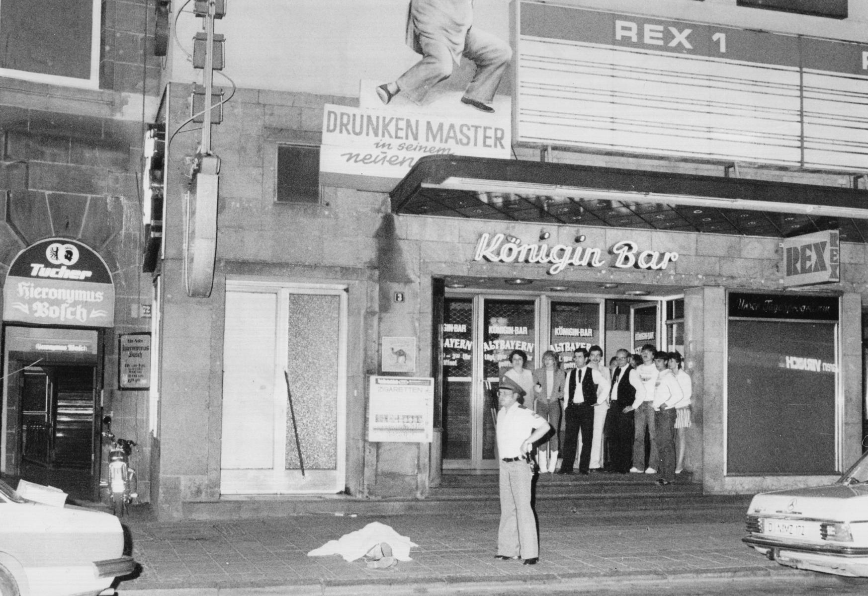 Ein dreifacher Mord geschah am 26 Juni 1982: Der Rechtsextremist Helmut O. schoss in einer Diskothek gezielt auf Ausländer. Bei einem Schusswechsel mit der Polizei richtete der Täter schließlich die Waffe gegen sich selbst und erlag später seinen Verletzungen.