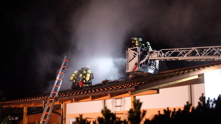 Dachstuhl in Flammen: Großeinsatz nach Brand in Buchenbühl