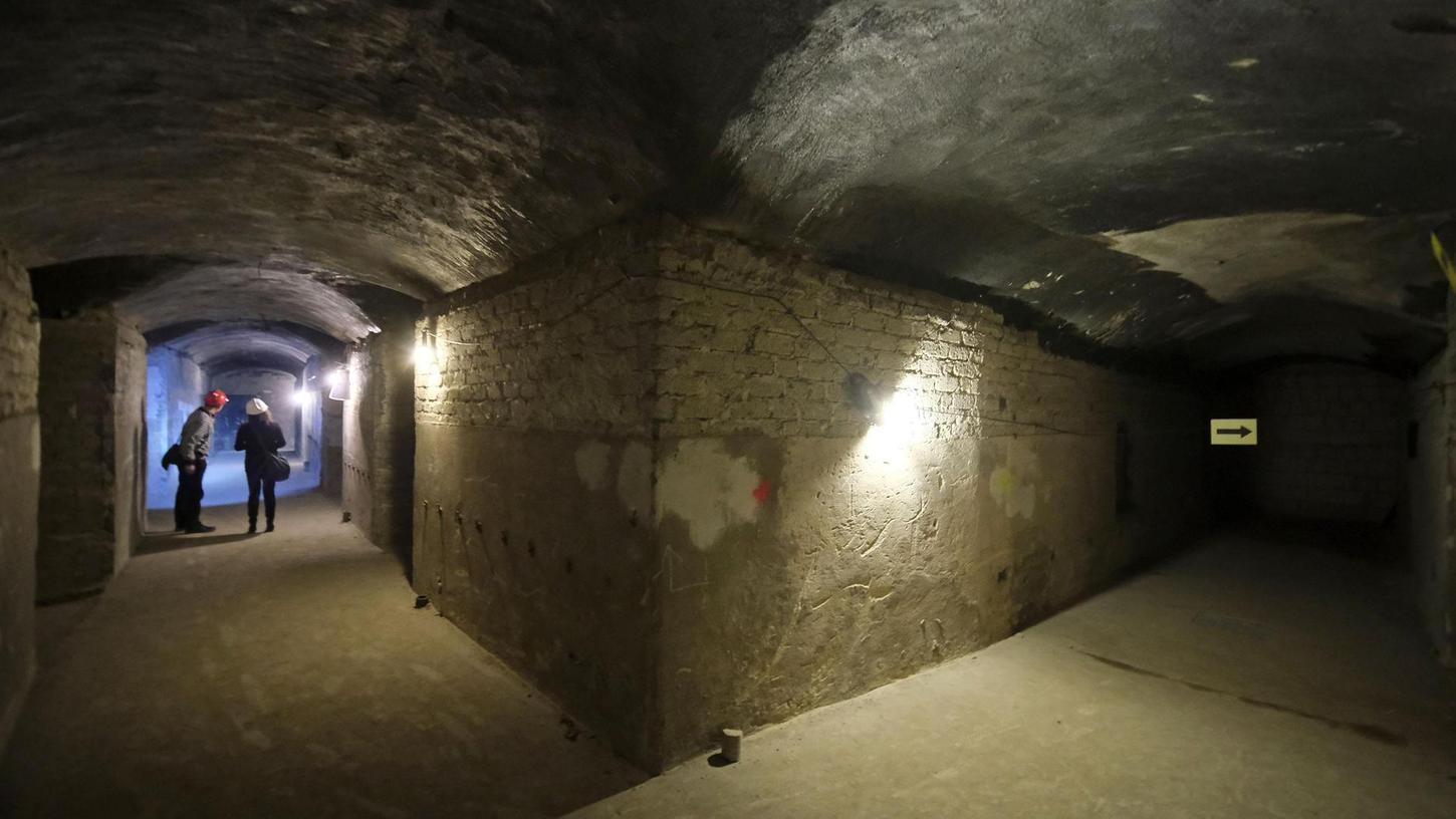 Der Bunker unterhalb des Paniersplatzes bot im zweiten Weltkrieg offiziell 15.000 Schutzsuchenden Platz. Für die Führungen im Januar hat der Förderverein Nürnberger Felsengänge extra Lampen in den langen Gängen montiert.