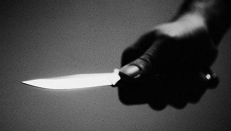 Mit einem Messer hat ein zunächst unbekannter Räuber eine Friseurmeisterin in Eschenbach (Oberpfalz) bedroht - er wollte Bargeld.