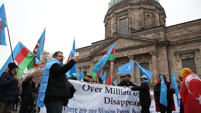 Stimme gegen Unterdrückung: Uiguren demonstrieren am Jakobsplatz