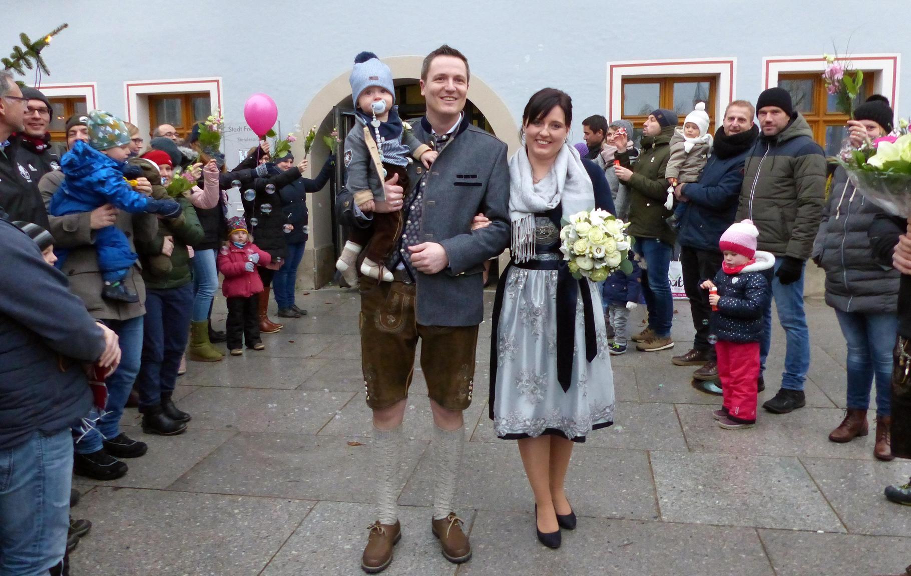 Eine riesige Gratulantenschar wartete auf das Brautpaar Melanie Obrebski aus dem Freystädter Ortsteil Rohr und Christoph Mederer aus dem Rohrer Nachbardorf Ebenried (Markt Allersberg), um sie ins Eheglück zu begleiten. Zuvor hatten sich die Brautleute im Freystädter Rathaus im Beisein der Familien das Ja- Wort gegeben. Mit einem langen Spalier grüßten eine Delegation der DJK Rohr, die Pokerfreunde, die Arbeitskollegen des Bräutigams von einer Rother Steuerkanzlei, Freunde und Nachbarn. Die 29-jährige medizinische Fachangestellte und der 34-jährige Steuerberater kamen sich vor elf Jahren bei einem Faschingsball im DJK-Sportheim in Rohr näher. Zusammen mit ihrem acht Monate alten Sohn Paul wohnen beide jetzt im eigenen, neuen Haus in Ebenried. Hier geht es zu allen Hochzeiten des Jahres 2018