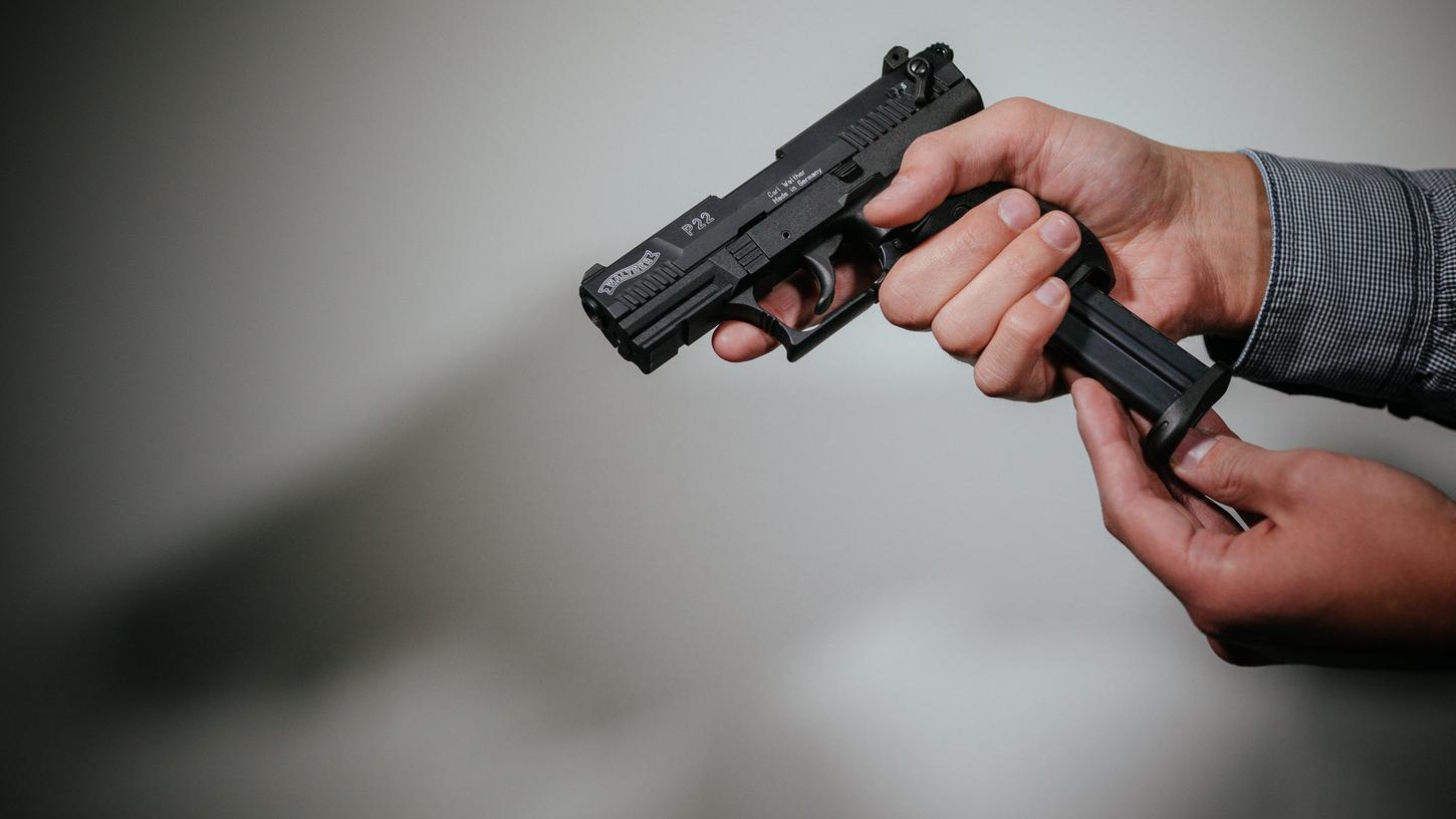 In Schweinfurt zielte ein Mann mit einer Schreckschusswaffe auf zwei 22-Jährige. 