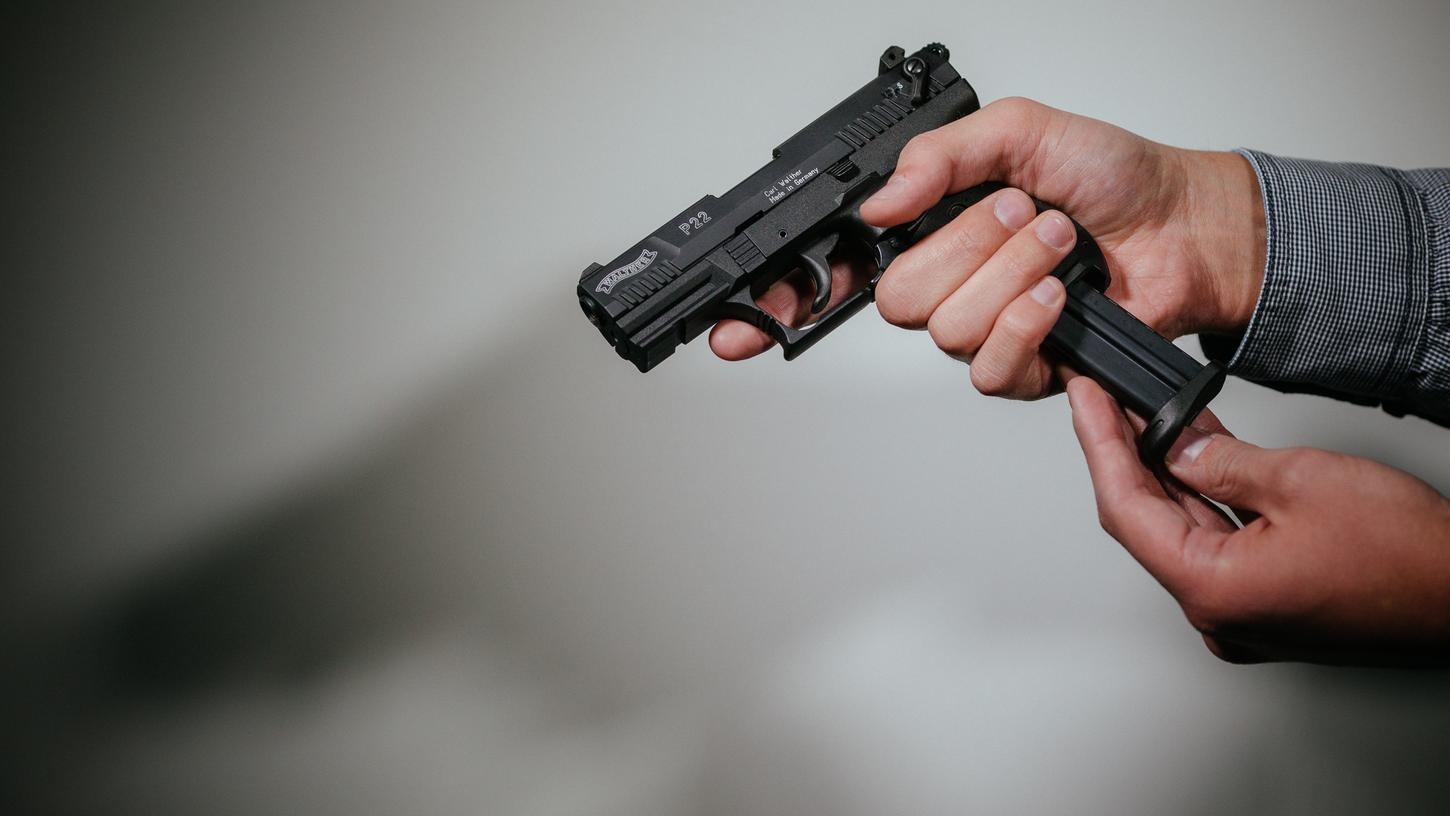 In Schweinfurt zielte ein Mann mit einer Schreckschusswaffe auf zwei 22-Jährige. In Schweinfurt zielte ein Mann mit einer Schreckschusswaffe auf zwei 22-Jährige.