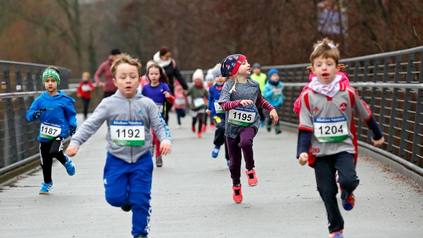 Stolz, Spaß, Silvesterlauf: Bambinis sprinten ins neue Jahr