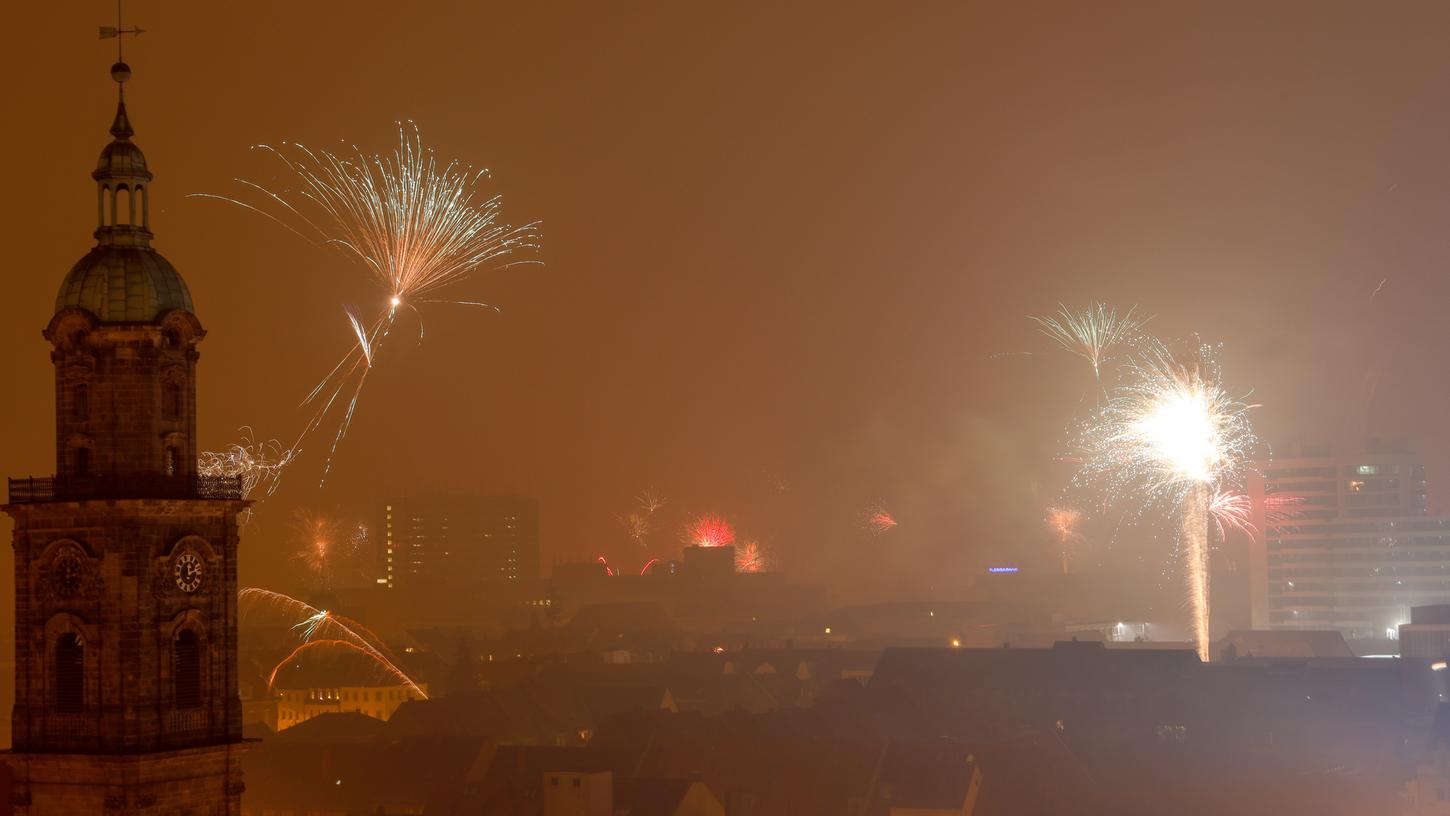 Silvester in Erlangen 2019: Das neue Jahr wurde mit einem farbenfrohen Feuerwerk begrüßt.