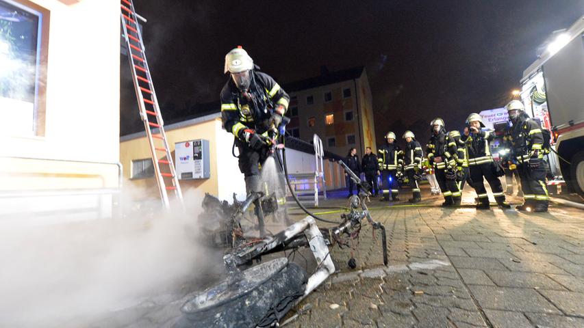 Brand an Silvester: Feuer zerstört Moped und Hausfassade in Erlangen