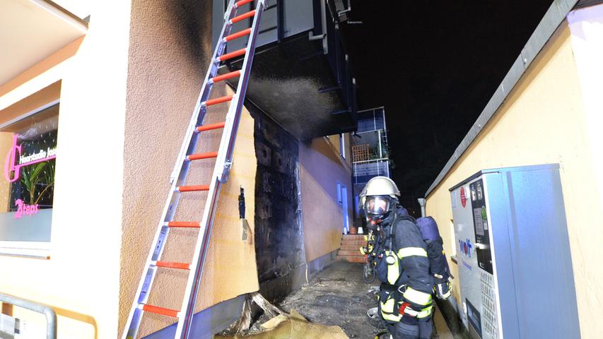 Brand an Silvester: Feuer zerstört Moped und Hausfassade in Erlangen