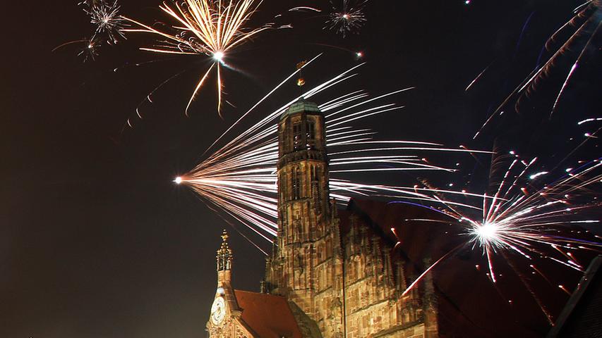 Hummer, Party, buntes Feuerwerk: So war Silvester in Nürnberg