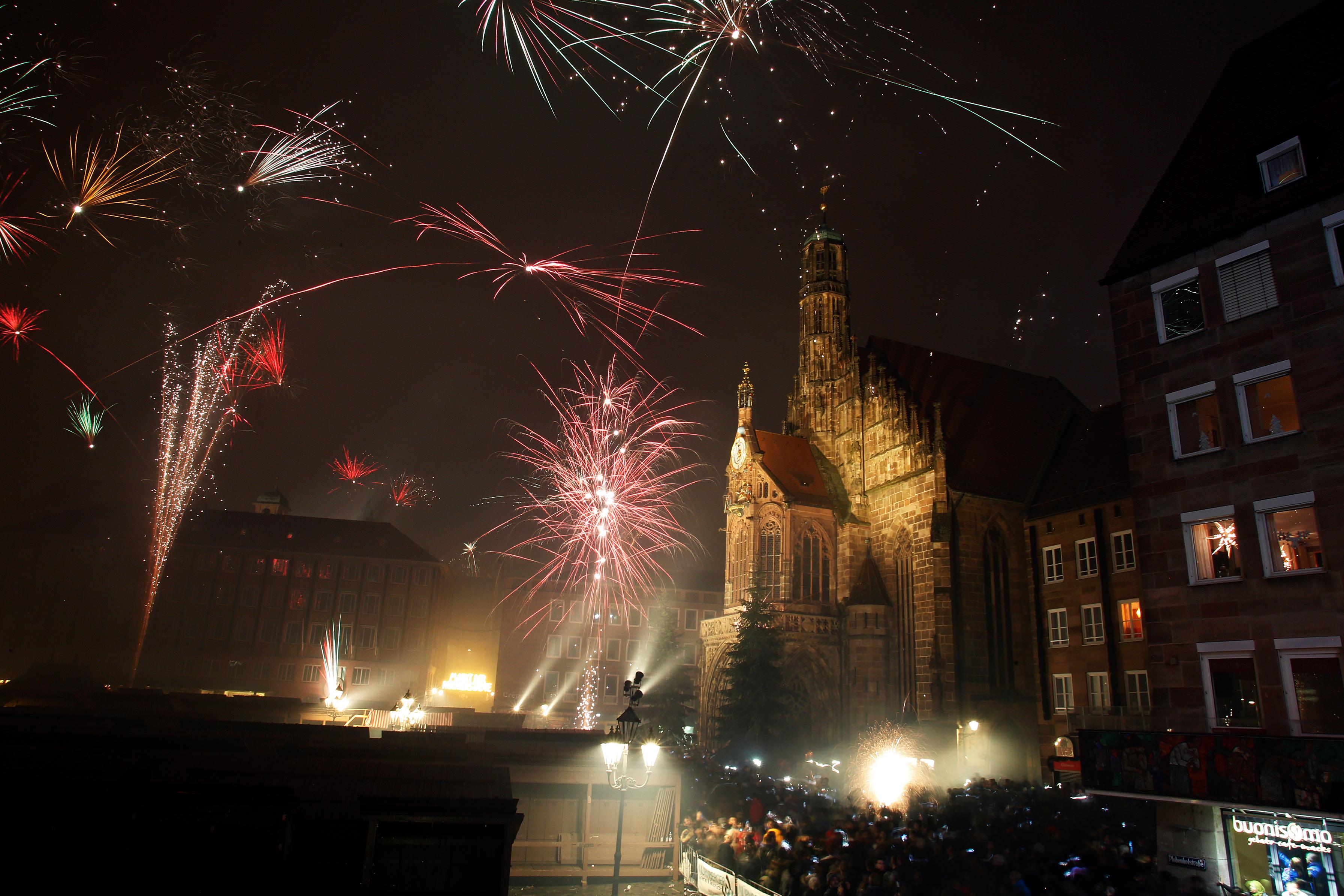 Hummer, Party, buntes Feuerwerk: So war Silvester in Nürnberg | Nordbayern