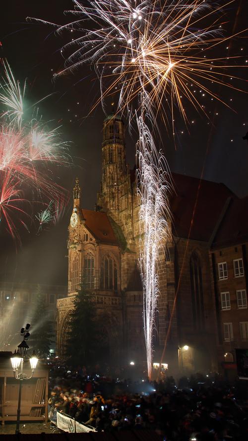 Hummer, Party, buntes Feuerwerk: So war Silvester in Nürnberg