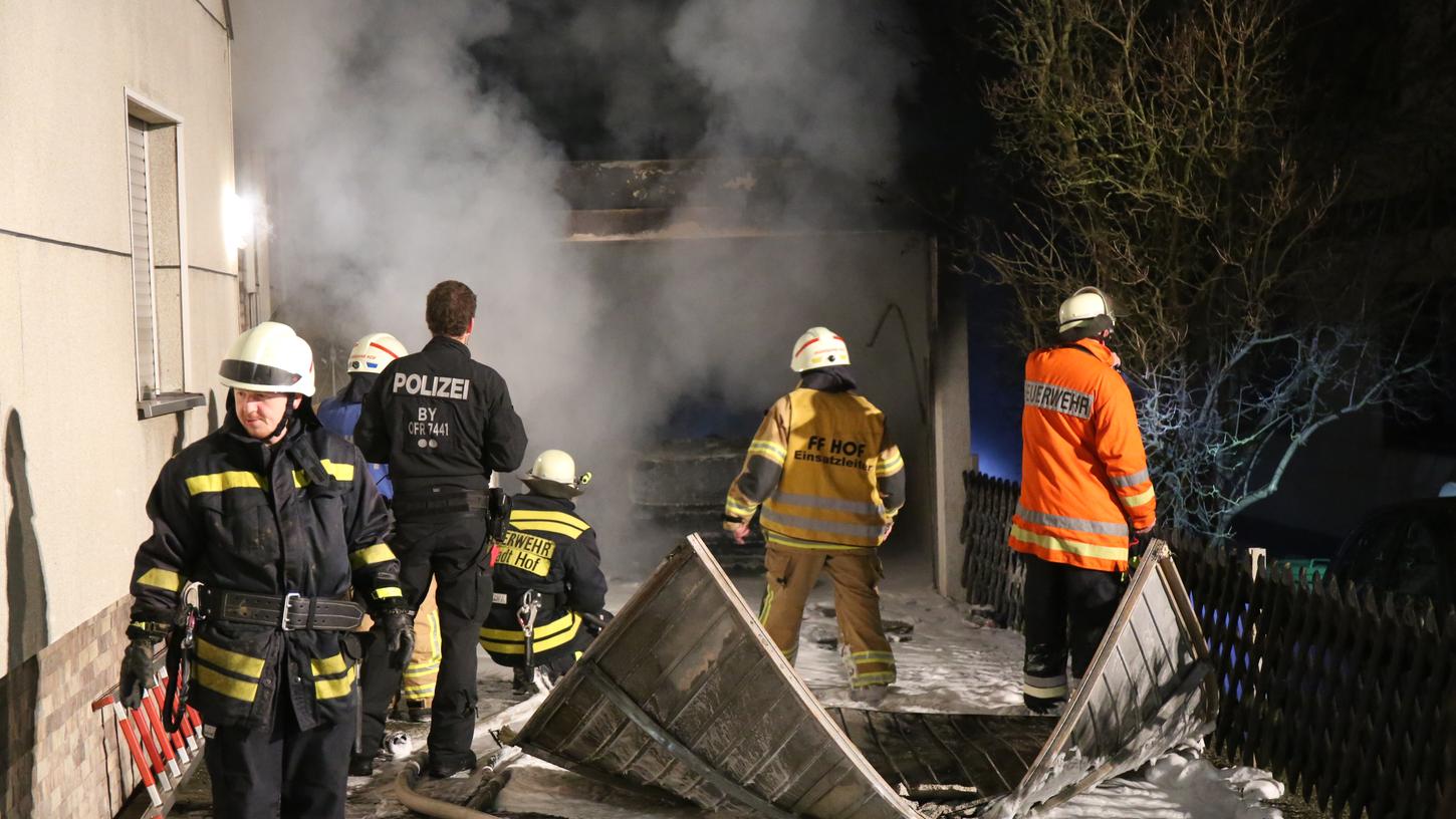Um Hofer Ortsteil Neuhof musste die Feuerwehr in der Silvesternacht zu einem Garagenbrand ausrücken.