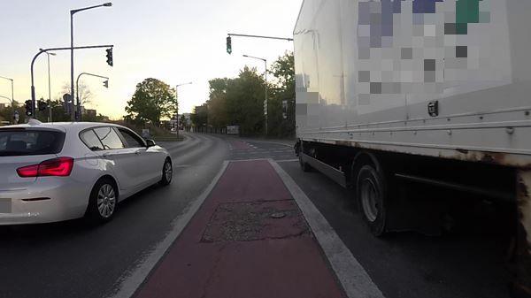 So wie hier am Nordwestring sollen künftig Radfahrer an Kreuzungen auf Hauptverkehrsstraßen in Nürnberg geführt werden - zwischen geradeaus fahrenden und rechtsabbiegenden Fahrzeugen. Das mag zwar objektiv sicher sein, aber fühlen sich Radfahrer hier sicher? Und wie soll man hier links abbiegen?