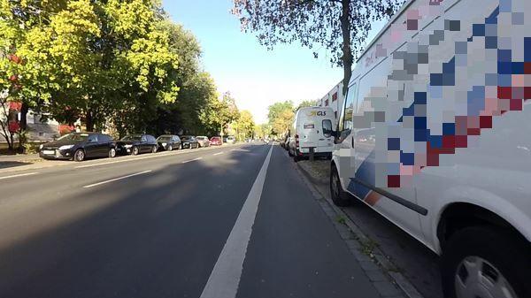 Parkende Kraftfahrzeuge neben Radstreifen wie hier in der Marienbergstraße stellen immer eine Gefahr für Radfahrer dar. Durch sich plötzlich öffnende Autotüren (sog. „Dooring“) kann es zu schlimmen Unfällen kommen. Radfahrer müssen deshalb einen Meter Abstand einhalten. Doch dann fährt man bereits auf der weißen Markierung des Radstreifens und kommt den von hinten überholenden Fahrzeugen gefährlich nahe.