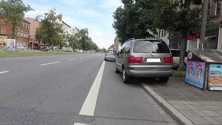 Radstreifen, die von Fahrzeugen zugeparkt werden, zwingen Radfahrer zum Ausweichen auf die Fahrbahn und zum Einordnen in den fließenden und schnelleren Straßenverkehr.