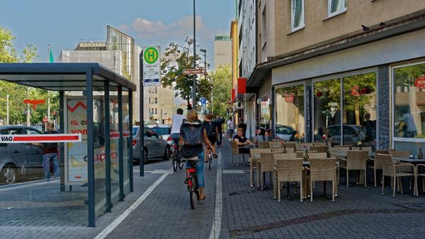 Wenn ein Radweg dadurch entsteht, dass auf einem Gehweg lediglich ein Radweg abmarkiert wird, dann ist in vielen Fällen für Radfahrer und Fußgänger der Platz nicht ausreichend. Wenn noch die Außenbestuhlung einer Gastronomie dazukommt, wie hier in der Fürther Straße, dann wird es gefährlich eng.