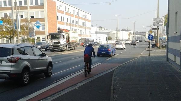 Noch immer gibt es Hauptverkehrsstraßen in Nürnberg, die keine Radwege haben. Wie hier in der Frankenstraße endet der Radweg einfach in der Kfz-Rechtsabbiegespur auf der Fahrbahn.