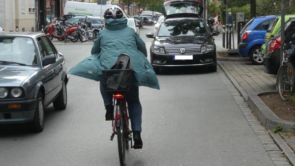 Zweite-Reihe-Parker, wie hier in der Humboldtstraße, behindern und gefährden. Sie versperren die Sicht, zwingen zu Ausweichmanövern und führen zu Problemen mit entgegenkommendem Verkehr.