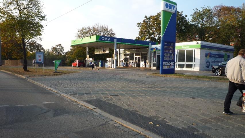 Auf dem Radweg an der Regensburger Straße im Bereich der OMV-Tankstelle ist für ein- und ausfahrende Autofahrer nicht erkennbar, dass hier Radfahrer in beiden Richtungen kreuzen...
