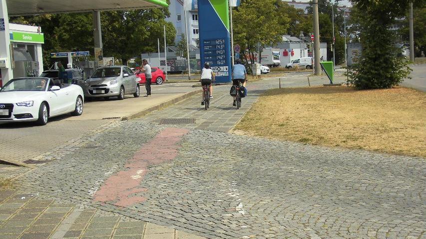 ...die Roteinfärbung der Radwegefurt ist schon längst verblasst, Fahrradpiktogramme nicht mehr erkennbar und auch das Verkehrszeichen „Radweg kreuzt“ bei der Ausfahrt fehlt. Deshalb kommt es immer wieder zu brenzligen Situationen.