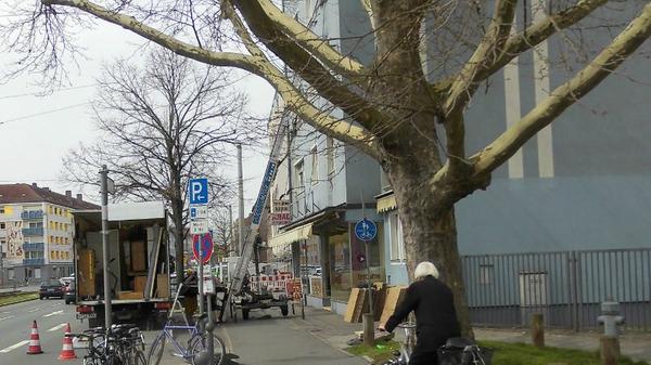 Nie käme jemand auf den Gedanken, eine Straße zu sperren ohne entsprechende Beschilderung und Umleitung. Auf dem Radweg aber scheint die StVO nicht zu gelten: der Schrägaufzug, der den kompletten Radweg und einen Teil des Gehwegs belegt, lässt Fußgängern und Radfahrern kaum noch Platz. Und das auf einem viel genutzten Zweirichtungsradweg!