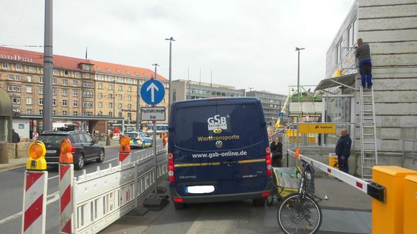 Der ohnehin langfristig stark beengte Verkehrsraum für Fußgänger und Radfahrer am Bahnhofsvorplatz vor dem Ersatz-Postgebäude wird regelmäßig widerrechtlich von Fahrzeugen zugeparkt, so dass teilweise ein Durchkommen gar nicht mehr möglich ist.
