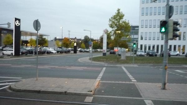 Wer von der Wöhrder Wiese in Richtung Norikus radelt, kann kurz nach der Unterführung über eine Ampel die Kressengartenstraße überqueren und auf dem Radstreifen stadtauswärts weiterradeln. Allerdings landet man als Radler unvermutet im Gegenverkehr. Gleichzeitig mit den Fußgängern und Radfahrern erhält nämlich auch der ausfahrende Verkehr aus dem Tullnau-Areal Grün für alle Richtungen, was der Radler aber nicht vorher erkennen kann. Ohne Haltelinie oder Aufstellfläche geht die Radwegefurt über die Kressengartenstraße direkt in den rot gekennzeichneten Radweg Richtung Ostendstraße über – auch für Kfz-Lenker unerwartet!