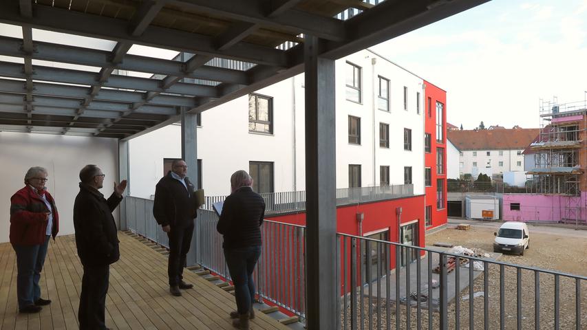 Zwischenstopp auf der Terrasse der beiden Hausgemeinschaften  "Kornblume" und "Margerite" des neuen Treuchtlinger Rotkreuz-Seniorenzentrums.