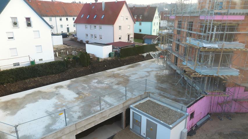 Die künftige Tiefgarage des neuen Treuchtlinger Rotkreuz-Seniorenzentrums (vorne im Bild) verläuft auf voller Länge unter den drei „Wohntürmen“ südlich des Pflegeheims (rechts).