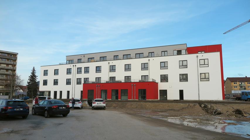 Eine Runde ums Gebäude: Das neue Treuchtlinger Rotkreuz-Seniorenzentrum von allen Seiten - hier von Westen mit Blick auf den Eingangsbereich der künftigen Arztpraxis (rot).