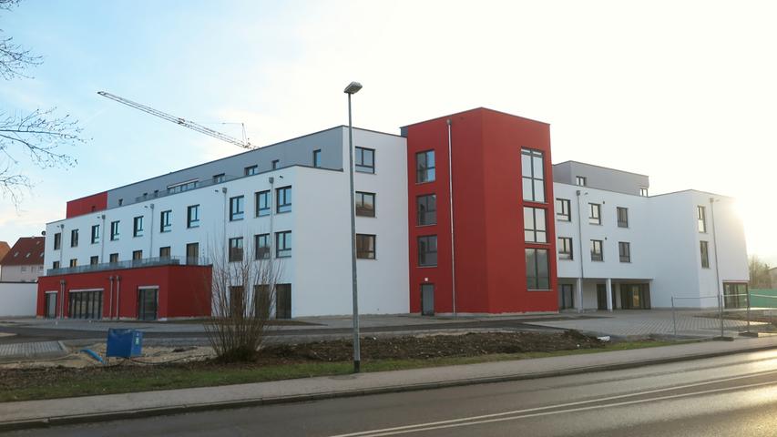 Eine Runde ums Gebäude: Das neue Treuchtlinger Rotkreuz-Seniorenzentrum von allen Seiten - hier der Blick von Nordosten über die Nürnberger Straße auf den Haupteingang (rechts) und die Tagespflege (links im Erdgeschoss).