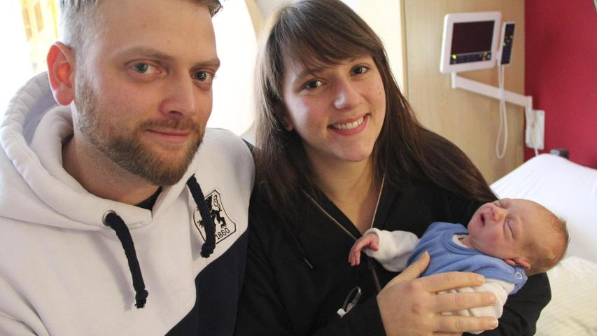 Alexander, das erste Baby des Jahres 2019 in der Rother Kreisklinik, lässt sich mit dem Lächeln wahrscheinlich noch ein bisschen Zeit. Aber die Eltern Svenja und André strahlen dafür umso mehr. Sie wollten eigentlich nur zur routinemäßigen Kontrolle kommen.