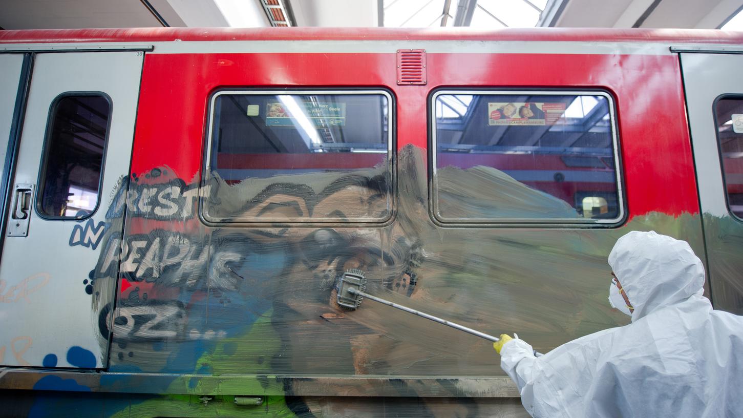Den Schaden durch das Graffiti schätzt die Polizei auf rund 1400 Euro (Symbolbild). 