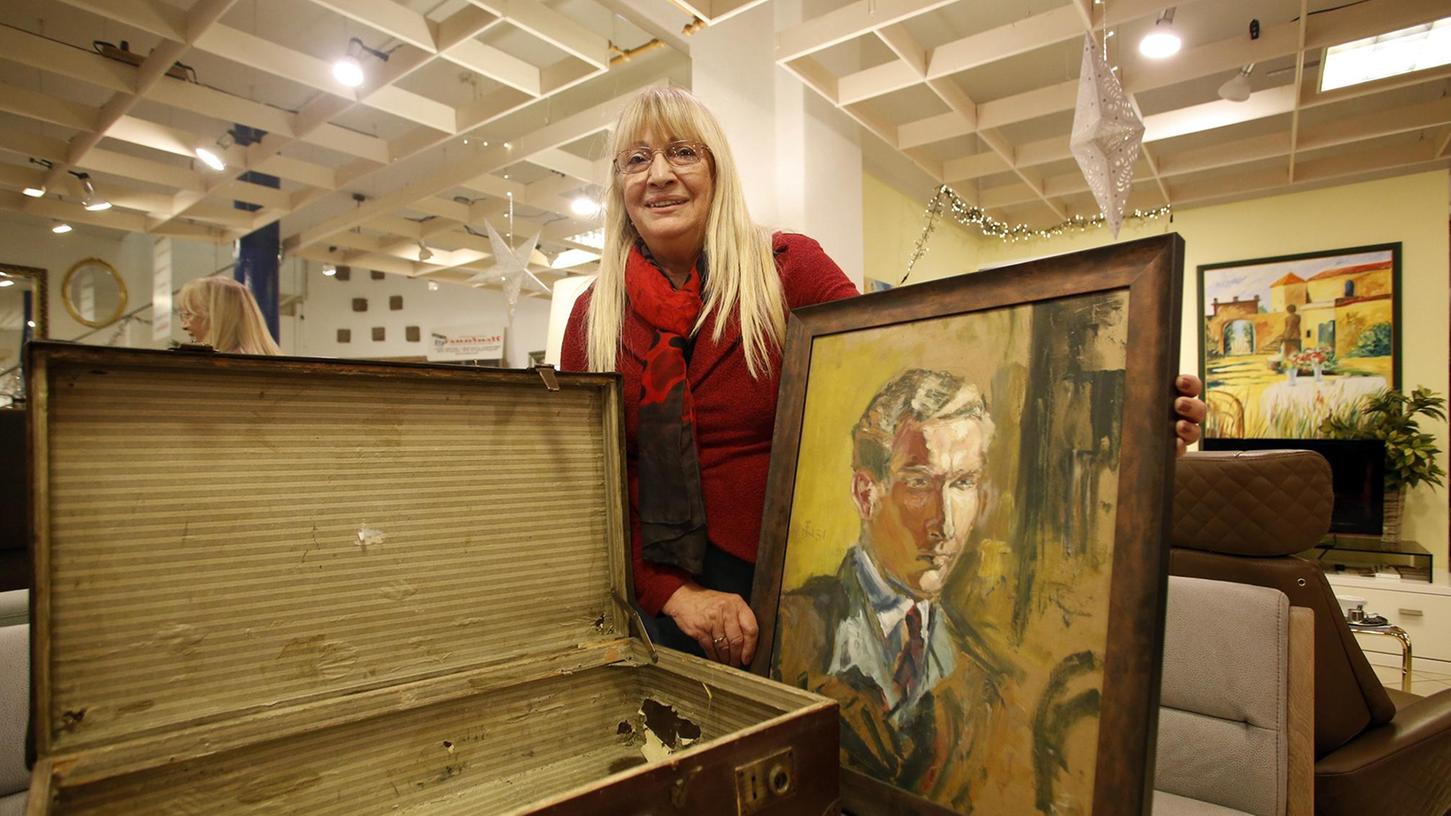 Claudia Schweizer, die Nichte von Friedrich Neubauer, hält ein Selbstporträt ihres Onkels in Händen. Der Künstler hat in der Nachkriegszeit unzählige Baustellen-Fotos gemacht, die in dem alten Koffer aufgehoben wurden. Claudia Schweizer, die Nichte von Friedrich Neubauer, hält ein Selbstporträt ihres Onkels in Händen. Der Künstler hat in der Nachkriegszeit unzählige Baustellen-Fotos gemacht, die in dem alten Koffer aufgehoben wurden.