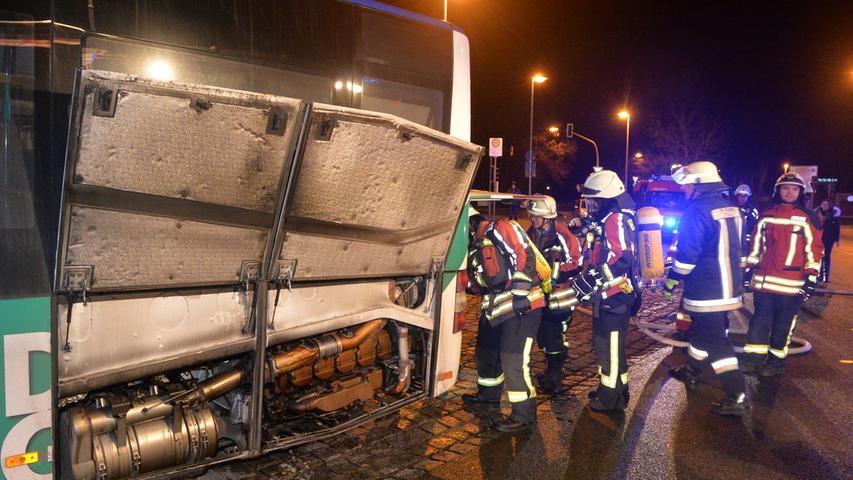 Brand an der Endhaltestelle: Bus brannte in Buckenhof