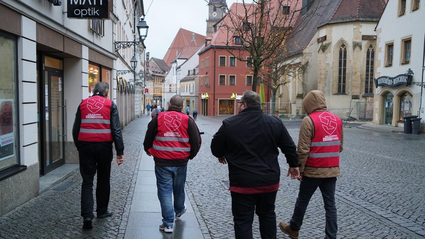 Vier Männer in Warnwesten streifen nach dem Vorfall durch die Stadt in der Oberpfalz. Auf der NPD-Facebookseite, die die Bilder verbreitete, gab es viel Spott für die "Schutztruppe".