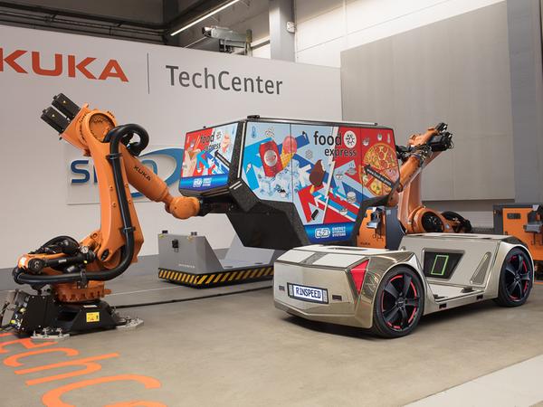 Geht ganz schnell: Roboter übernehmen den Austausch der Aufbauten. Geht ganz schnell: Roboter übernehmen den Austausch der Aufbauten.
