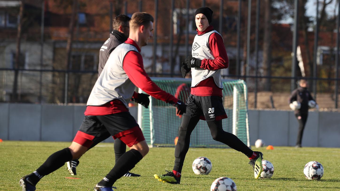 Das Aufwärmprogramm für das Trainingslager: Törles Knöll und Lukas Jäger kicken sich warm für Valencia.