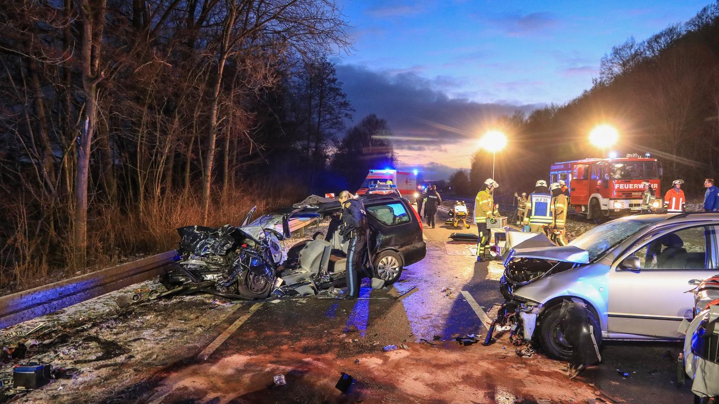 Ein Bild des Grauens bot sich den Einsatzkräften in Reuth. Der Unfallverursacher verstarb kurz nach dem Zusammenstoß, zwei Frauen mussten aus ihrem Auto geschnitten werden.