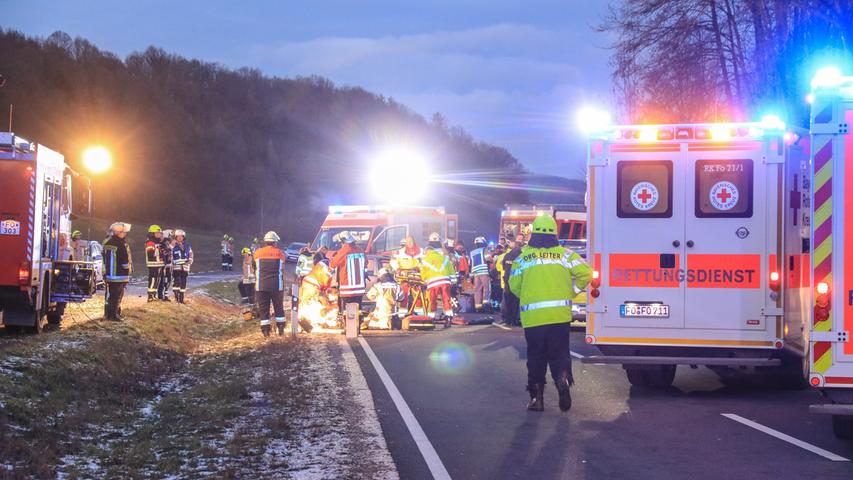 Frontalkollision bei Forchheim: Ein Toter, fünf Schwerverletzte