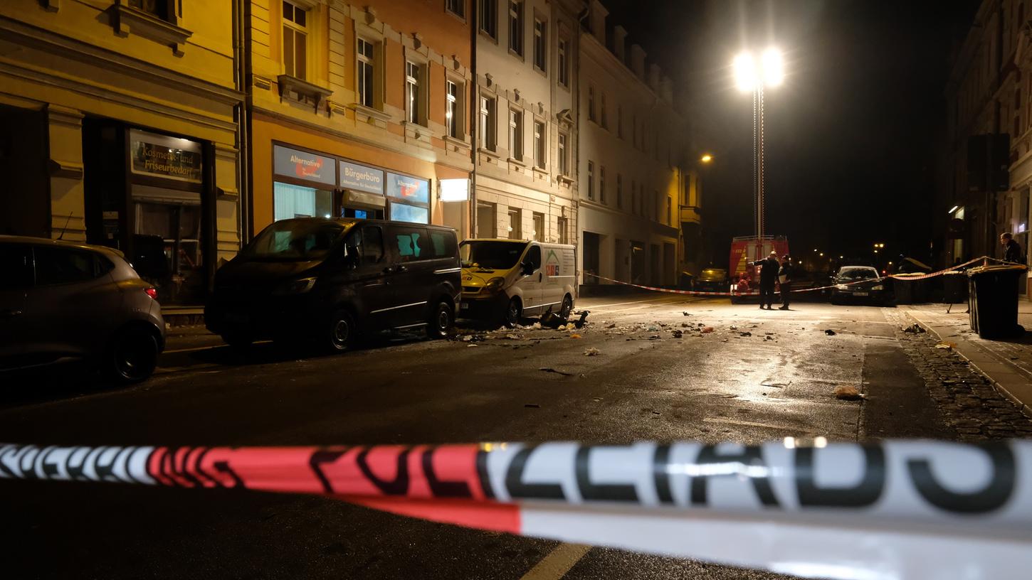 Vor einem AfD-Büro im sächsischen Döbeln hat es am Donnerstagabend den 03.01.2018 eine Explosion gegeben. Eine unbekannte Substanz sei hochgegangen, sagte ein Polizeisprecher.
