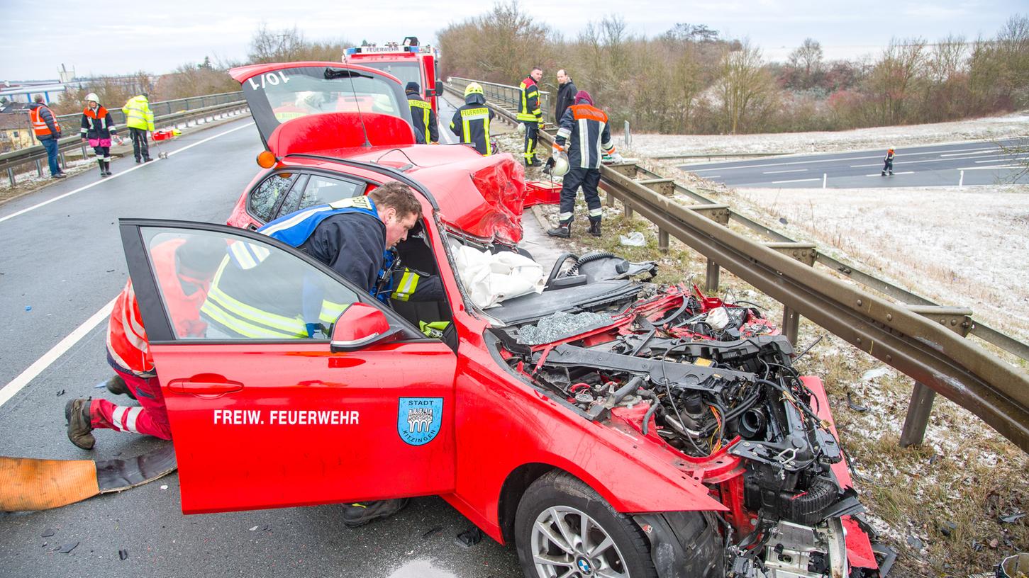 Bei einem schweren Unfall auf der Staatsstraße 2271 zwischen Marktsteft und Kitzingen hat ein Feuerwehrmann sein Leben verloren.