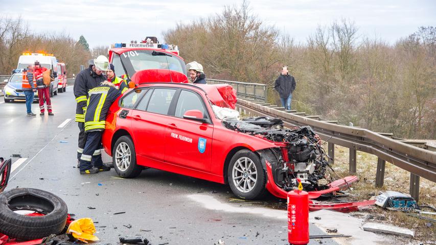 Dienstwagen prallt in Lkw: Feuerwehrmann stirbt in Unterfranken