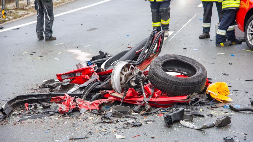 Dienstwagen prallt in Lkw: Feuerwehrmann stirbt in Unterfranken