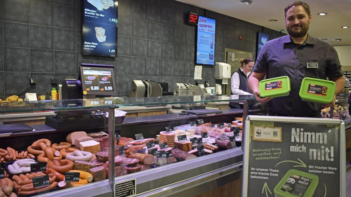 Ab Montag gibt’s bei ihm Nachhaltigkeit in Grün und im Rechteckformat: Florian Fischer, Inhaber des Rother Edeka-Marktes am Eichenweg, setzt auf ein Mehrwegsystem für Fleisch-, Wurst- und Käsewaren, um Verpackungsmüll zu reduzieren.