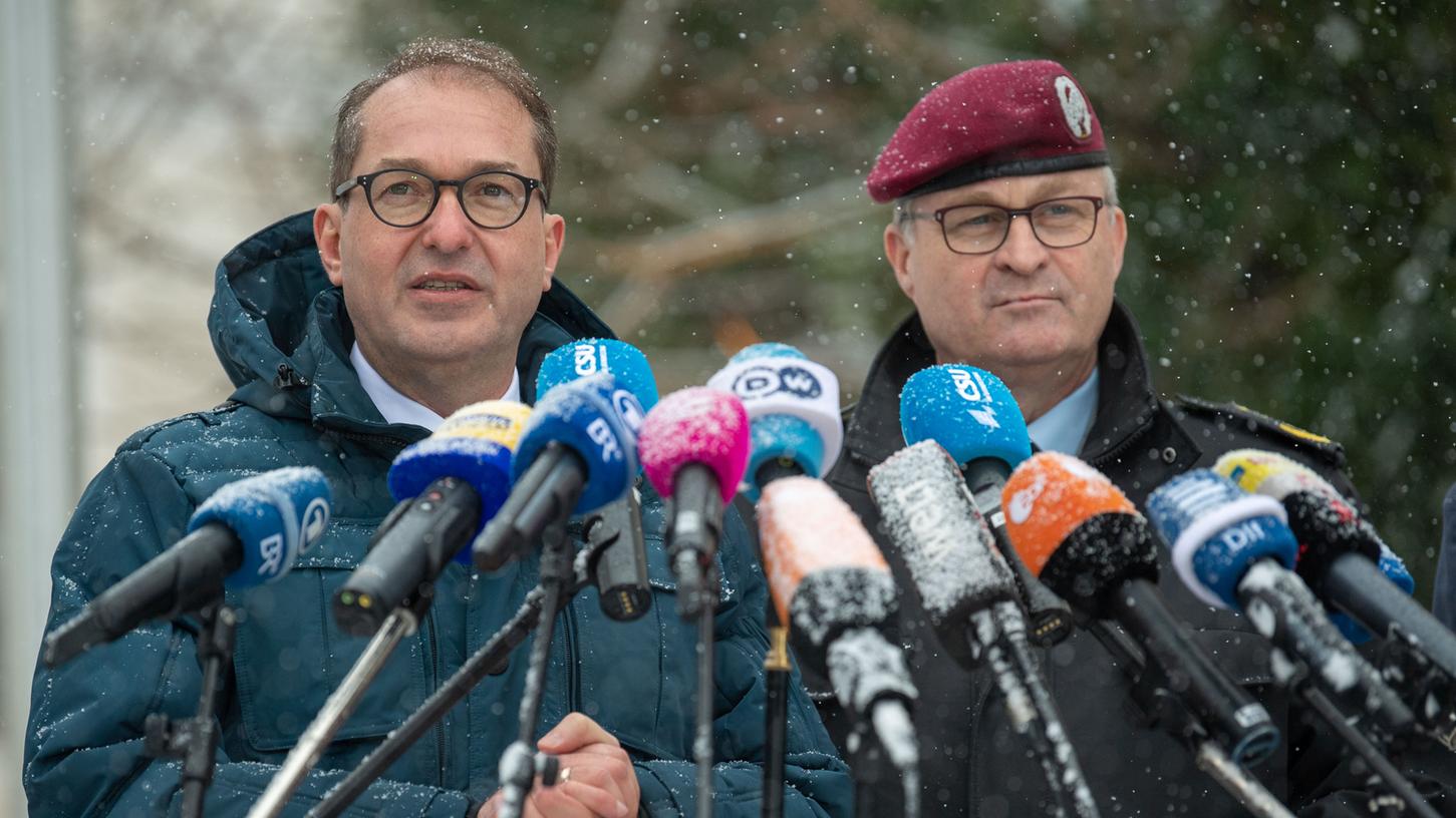 Alexander Dobrindt (links), CSU-Landesgruppenchef, und Eberhard Zorn (r), Generalinspekteur der Bundeswehr, geben während der Winterklausur der CSU-Landesgruppe im Bundestag im Kloster Seeon ihre Statements vor der Presse ab.