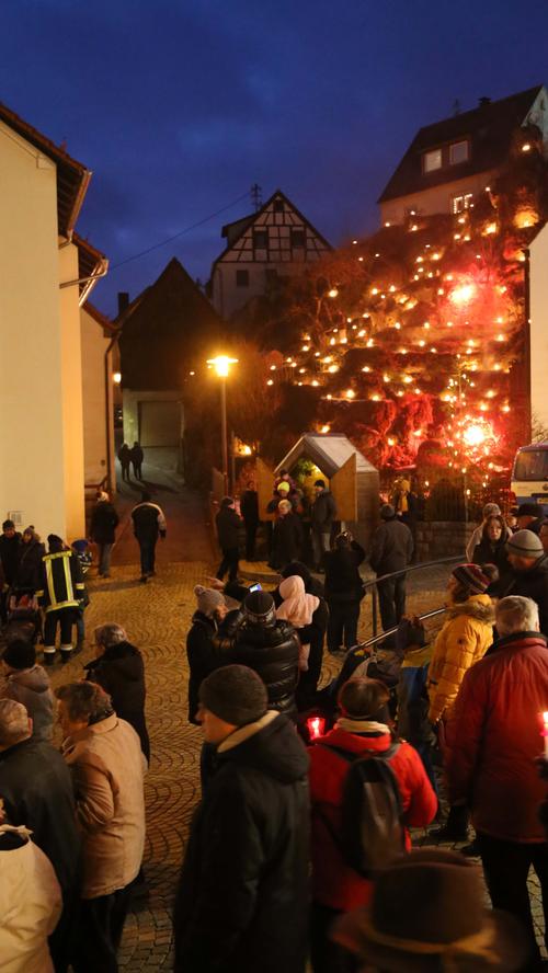 Ewige Anbetung: Stimmungsvolle Lichterprozession in Obertrubach