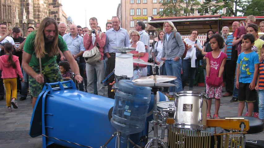 Termin für das Nürnberger Bardentreffen ist von 26. - 28. Juli 2019. Das Thema ist Weltmusik, bespielt wird die komplette Nürnberger Altstadt - von Profis auf den neun offiziellen Bühnen und von Hobbymusikern auf der Straße. Und das alles bei freiem Eintritt.