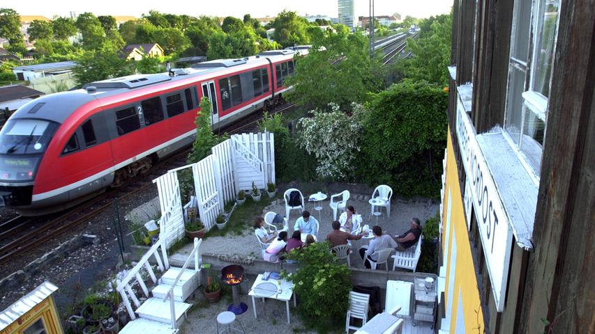 Fete mit vorbeirauschendem Zug am Bahndamm: Im Mai 2005 fand ein Drachenfest im Haus und Garten des Stellwerk 1 statt.