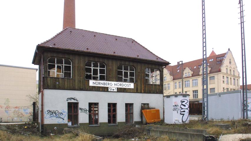Eigentlich sollte das Stellwerk 1 Nürnberg Nordost, das sich an der Klingenhofstraße hinter dem Resi-Komplex befindet, nach der Stilllegung anno 1998, abgerissen werden. Jahrelang stand es leer, die Fenster waren eingeschlagen, Graffiti zierten zum Teil die Fassade.